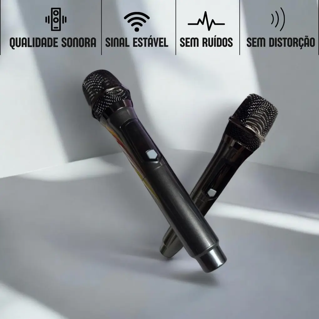 Mãos segurando microfones sem fio UHF karaokê pretos em contexto de uso
