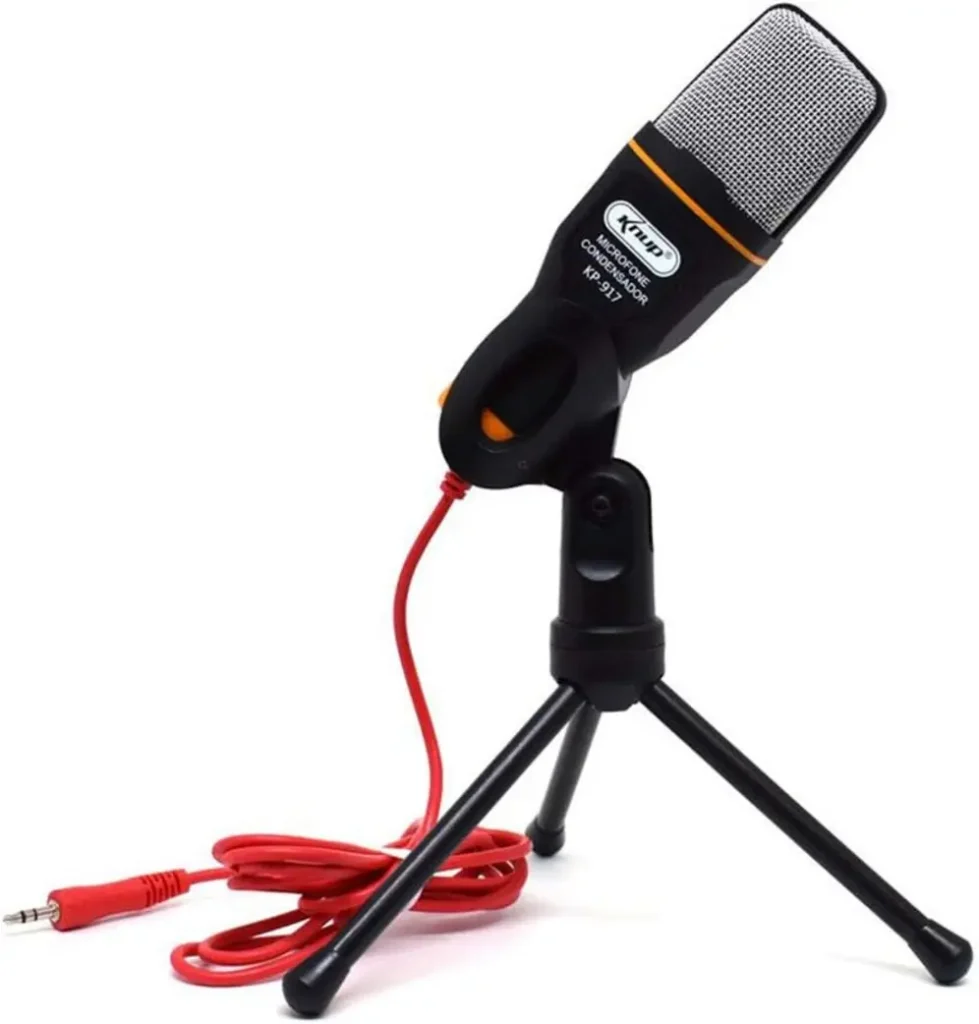 Microfone condensador preto Knup KP-917 com grade prateada, montado em um tripé preto, com cabo P2.