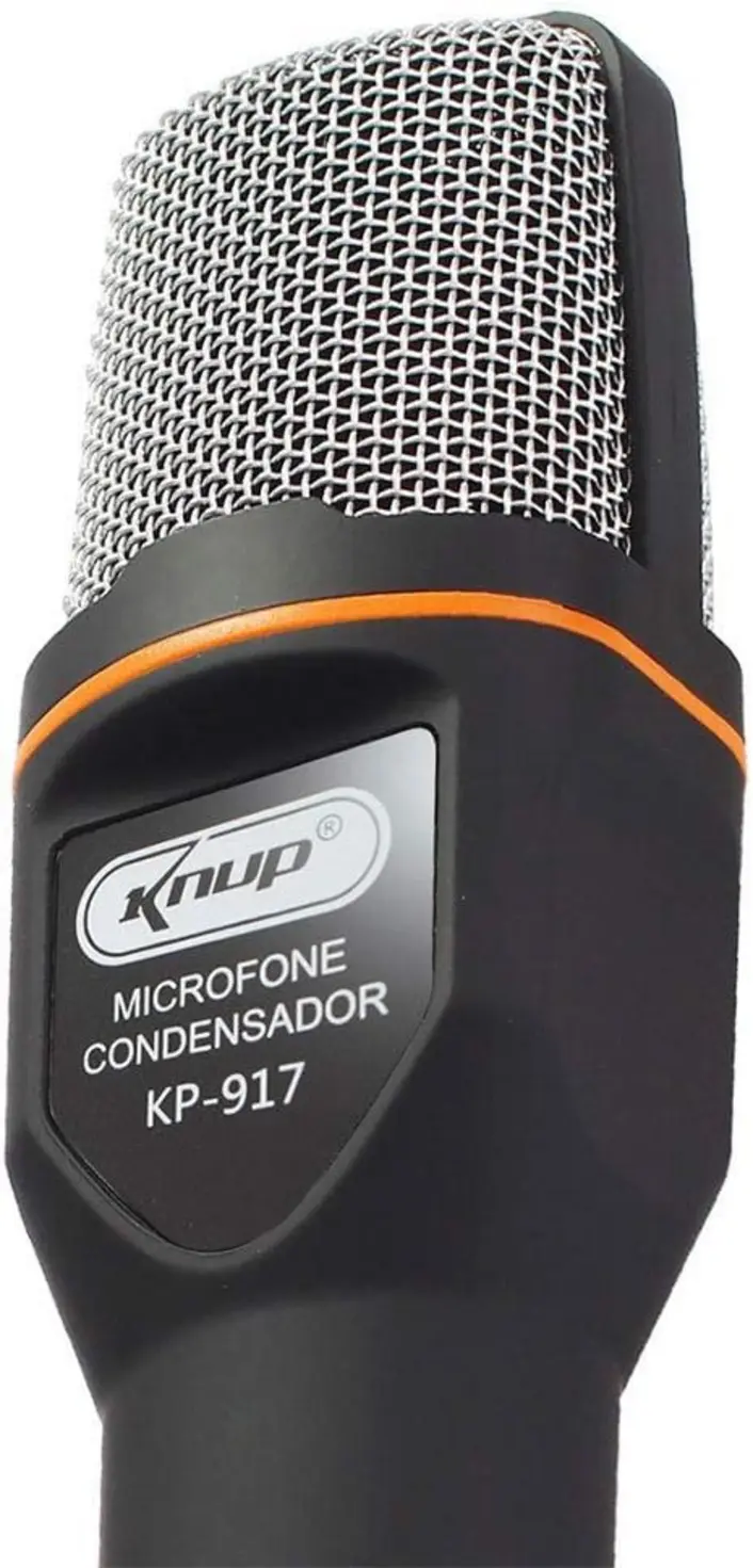 Microfone Knup KP-917 preto em um tripé, em uma mesa de madeira com um laptop ao fundo.