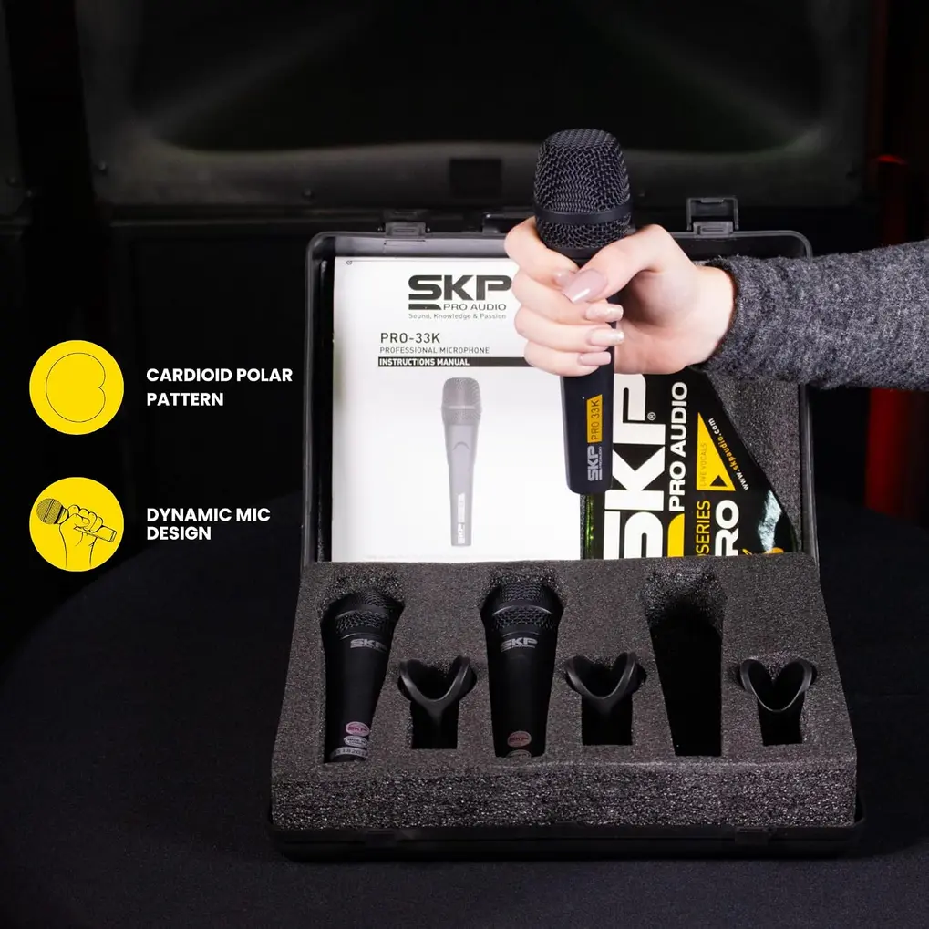 Maleta rígida aberta do kit SKP Pro Audio PRO-33K, exibindo os três microfones e acessórios internos.