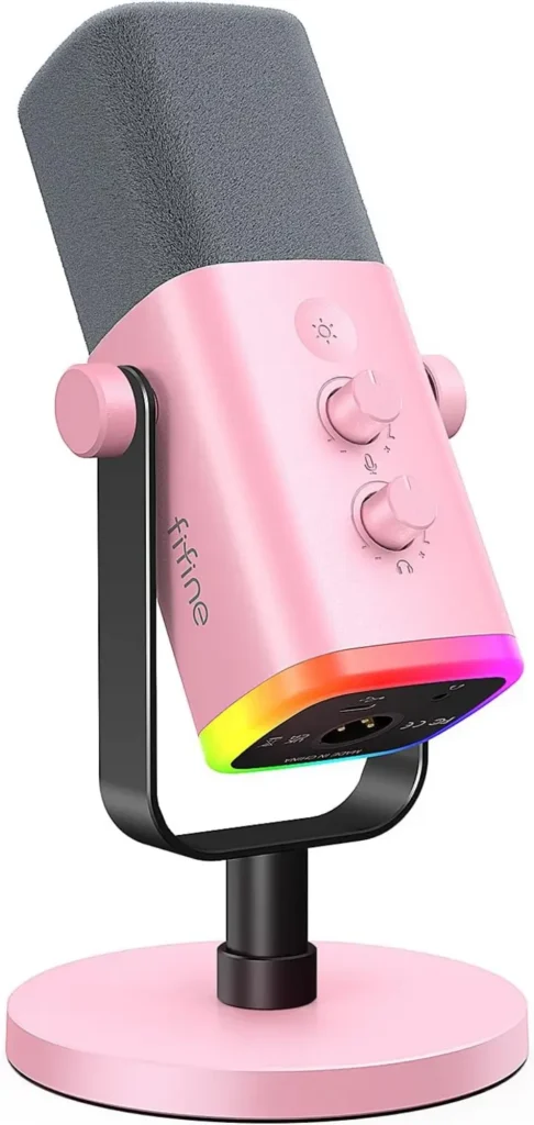 Microfone dinâmico FIFINE AM8P Híbrido XLR/USB RGB Rosa, com corpo rosa fosco e grade preta, exibindo anéis de LED RGB acesos.