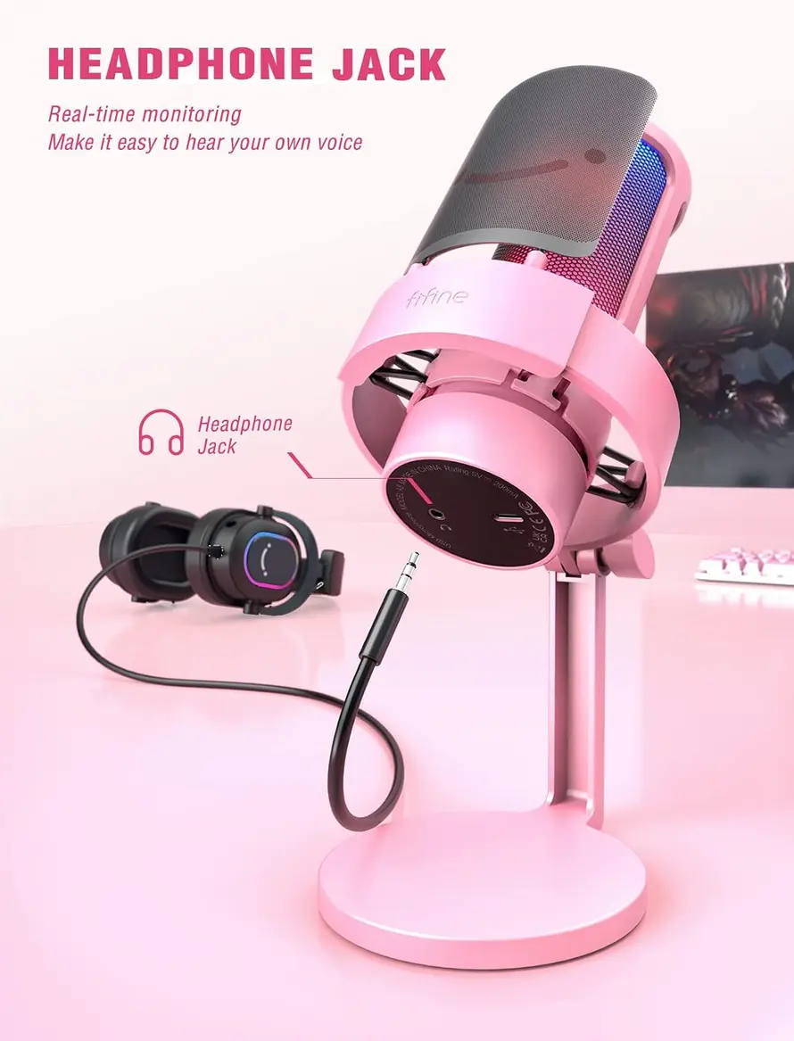Microfone FIFINE A8 Rosa em um setup gamer com teclado e mouse.