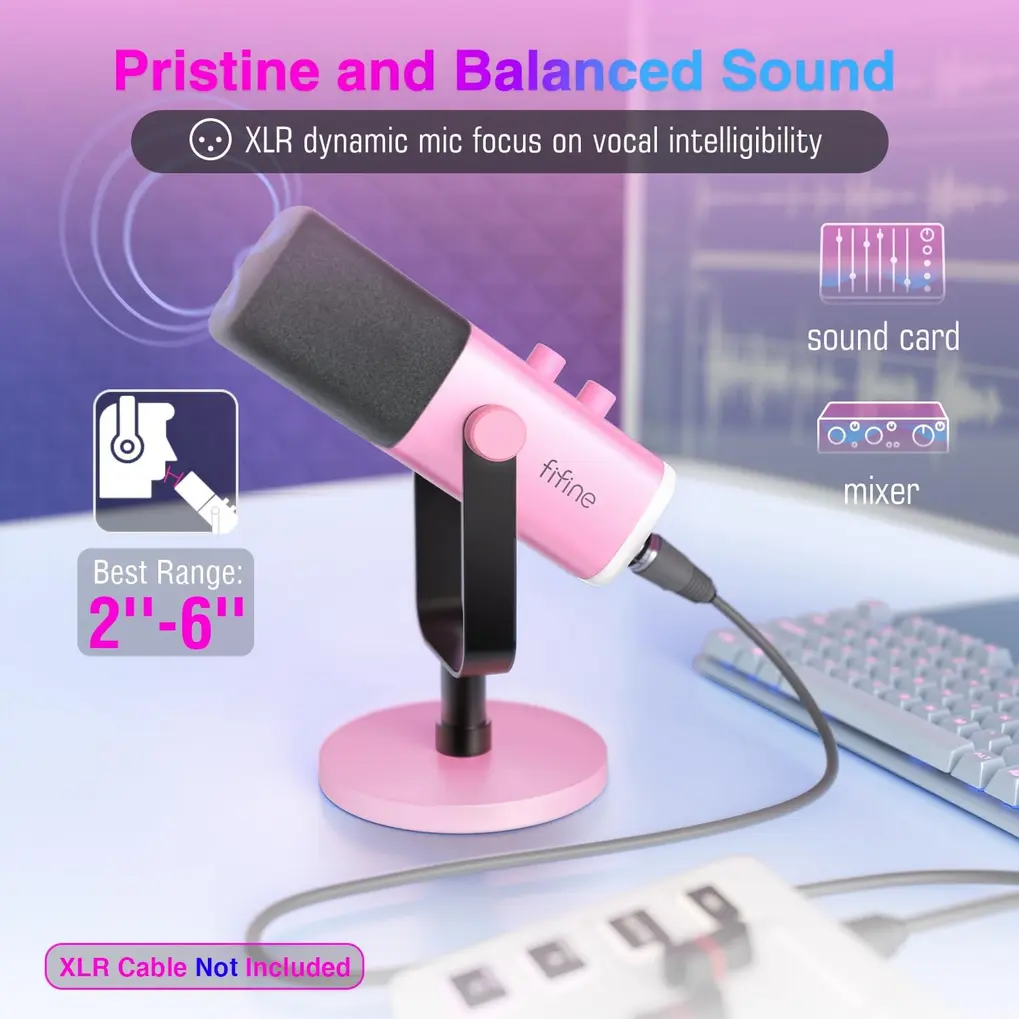 Microfone FIFINE AM8P Híbrido XLR/USB RGB Rosa em uso, montado em um braço articulado em um setup de mesa.