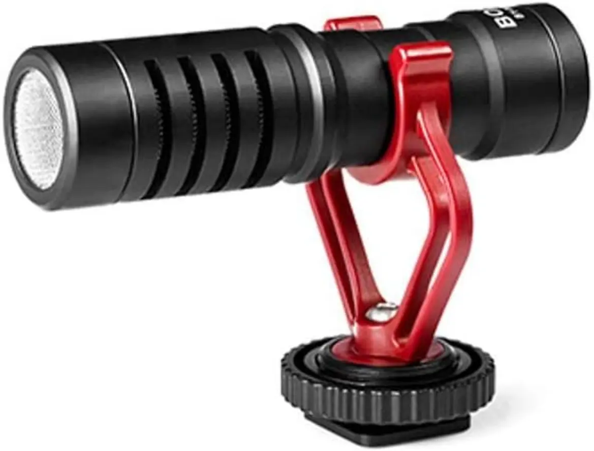 Microfone Boya BY-MM1 preto com seus acessórios: para-brisa, shock mount e cabos