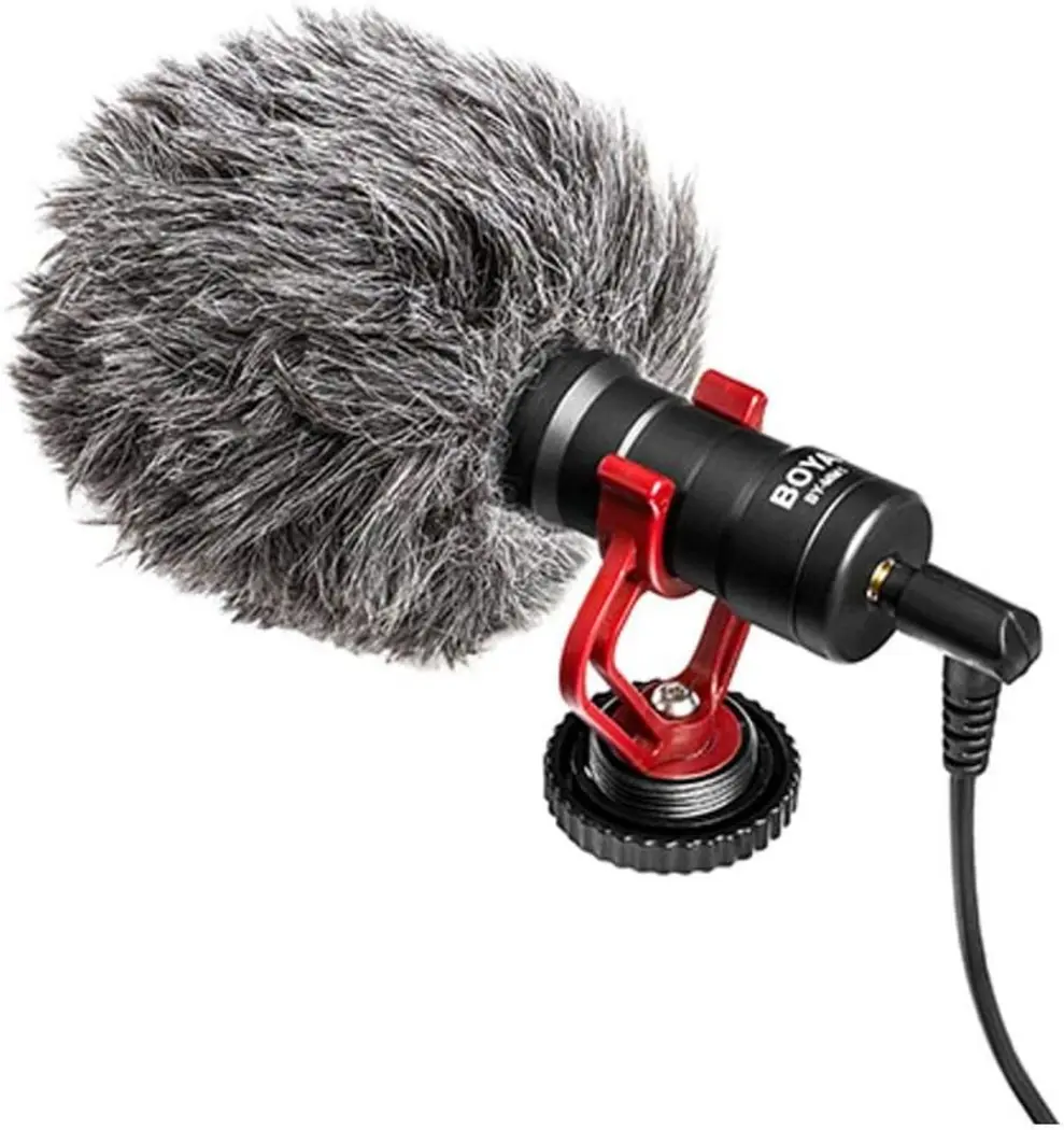 Microfone Boya BY-MM1 preto montado em uma câmera DSLR com tripé