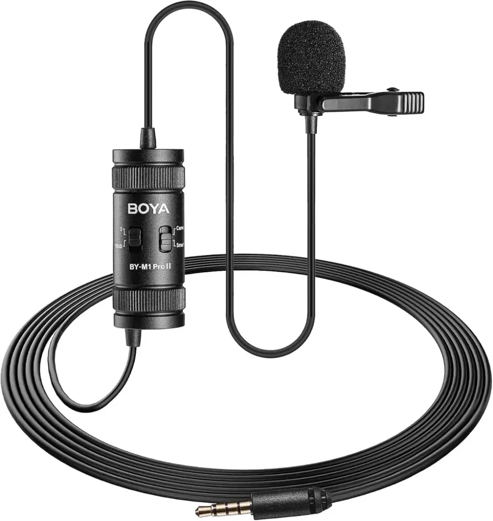 Microfone de lapela BOYA M1 Pro II preto, com clipe e cabo enrolado, em fundo branco.