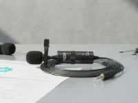 Imagem em um novo cenário gerado por IA - Microfone Lapela Boya By-M1