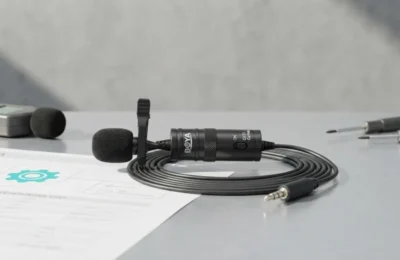 Imagem em um novo cenário gerado por IA - Microfone Lapela Boya By-M1