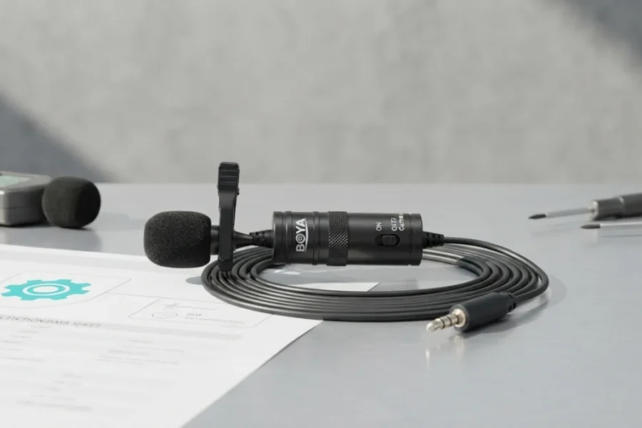 Imagem em um novo cenário gerado por IA - Microfone Lapela Boya By-M1