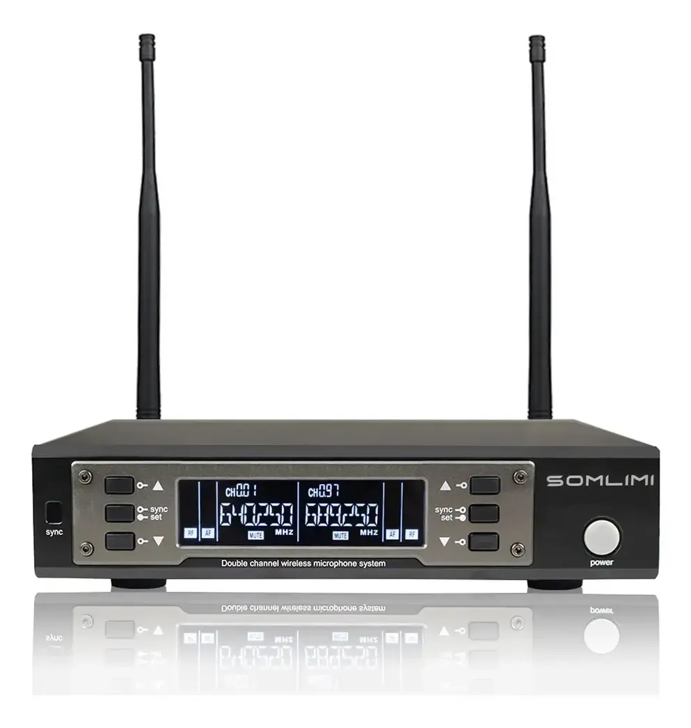 Microfone de mão Somlimi 135 G4 preto e branco em pedestal com receptor ao fundo.