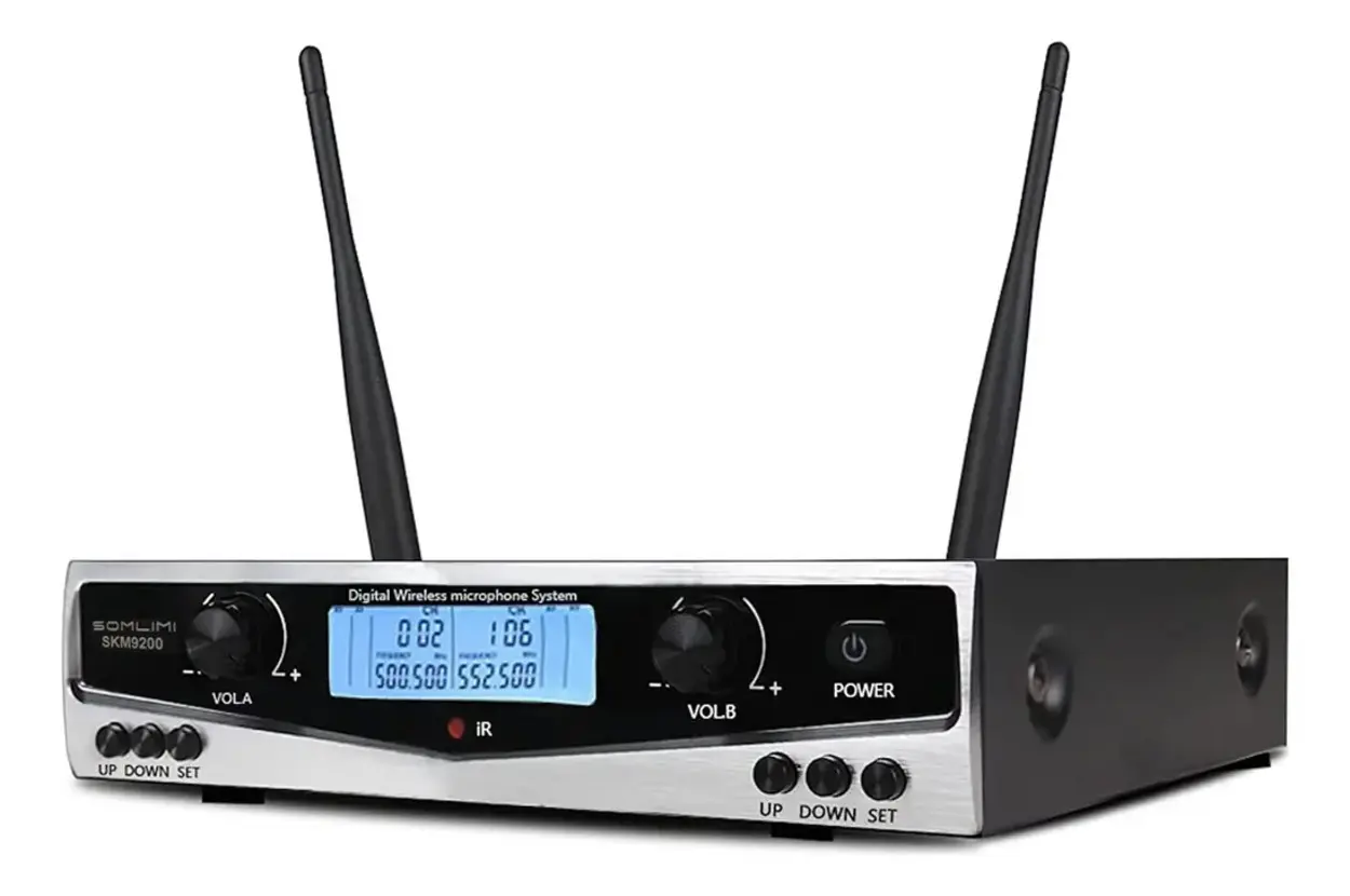 Microfone sem fio Somlimi Skm9100 sendo utilizado, com o receptor ao fundo.